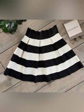 Xhilaration Stiff Cupcake Circle Skirt w Black & White Stripes. Size M